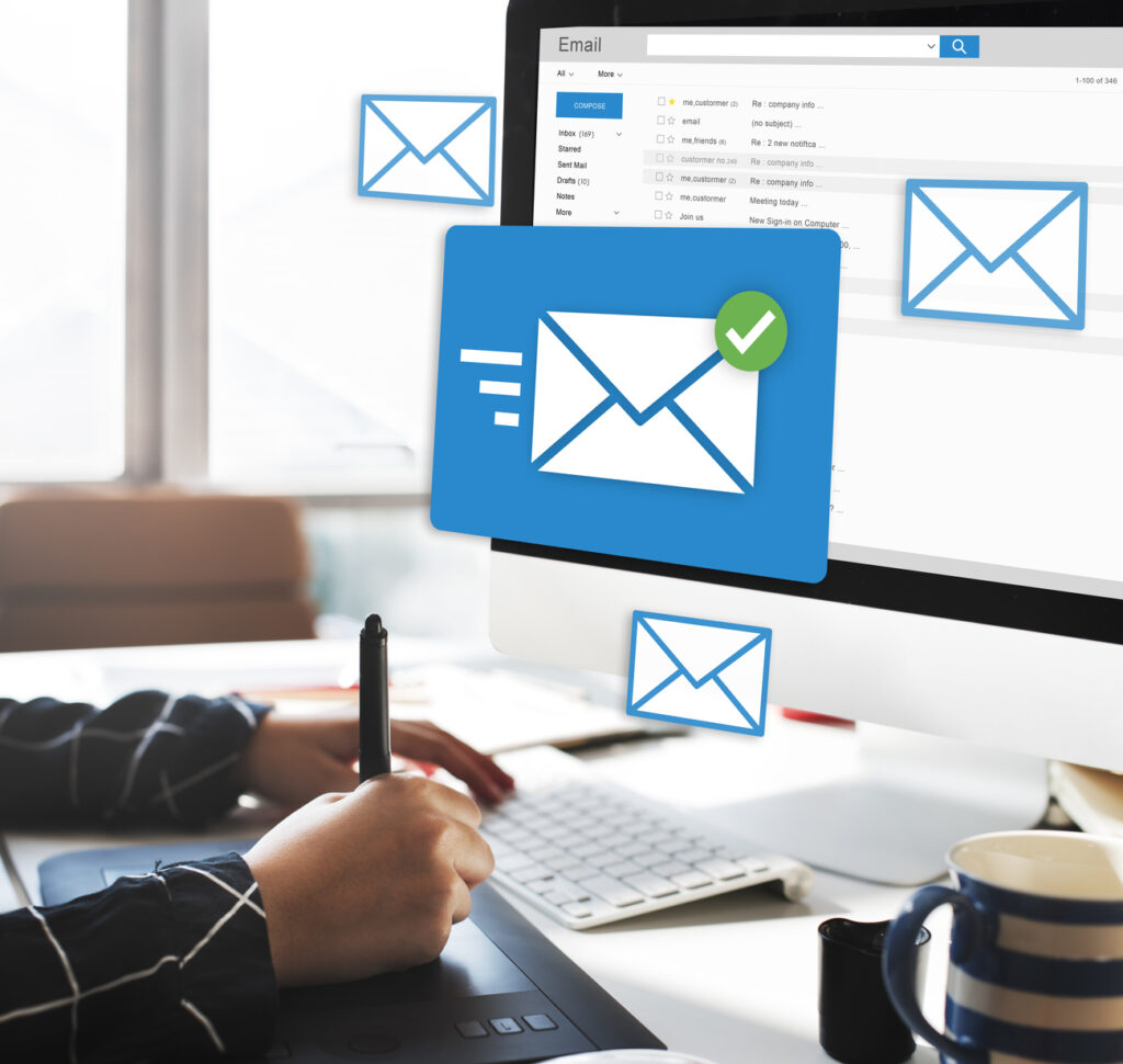E-mail empresarial sendo aberto em um computador